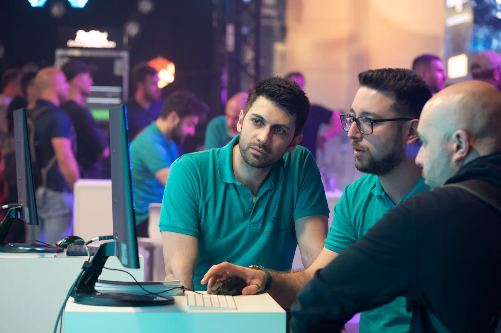 Tre persone del team al lavoro su MIS